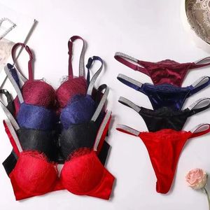 Bras sätter kvinnors underkläder set sexig spets bh thong högkvalitativ v etikett röd grossist