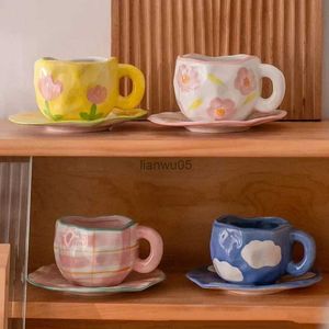 Tazze Dipinte a mano Cielo blu Nuvole bianche Tazza da caffè con piattino Set di piattini per tazza da tè in ceramica fatti a mano Regalo adorabile Tazza da caffè irregolareL2402