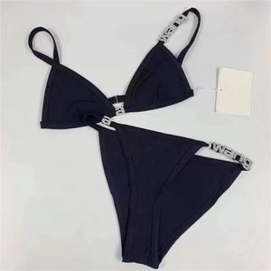 Bikini designer kvinnor baddräkt sexig minimalistisk strandbaddräkt klassisk tvådelar set och fashionabla svarta underkläder med brevklistermärken