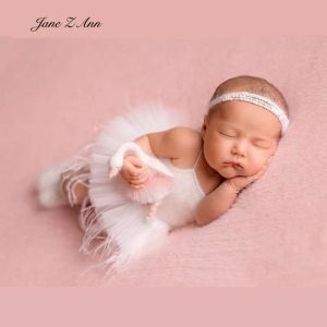 Utomhusbarnsfotografering Nyfödd baby flicka vit rem dodysuit +fjäderkjol +skor +pannband set fotoprops kostym