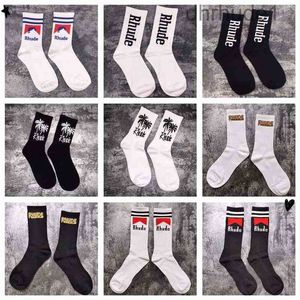 Calzini da uomo Rhude American High Street Trend Socks Super Popular Calzini a maglia per uomini e donne di alta qualità All Seasons Calzini medi Medium COMETTO CALDO SADI