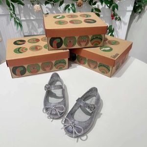 Sandaler 2023 Mini Melissa Childrens Jelly Shoes Barn och flickor Sandaler Soft Sole Jelly Shoes Girls Baby Beach Shoes HMI102 J240228