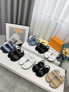 sandali piatti da donna nuove lettere tridimensionali in pelle verniciata scarpe estive da donna di marca pantofole da spiaggia casual di lusso da donna