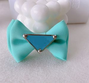 High-End Pet Hairpin BB Clip Bow Invertered Triangle Hairpin Pet Cat Fashion Märke Ornament Huvudbonad hårnål