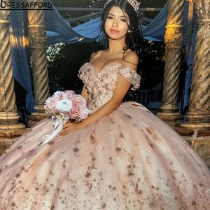 2024 Blush Pink Quinceanera Dresses Off Axel Rose Gold Sequined Lace Appliques Crystal Beads Sequins Ball klänning Tyll Gästklänning Evening Even