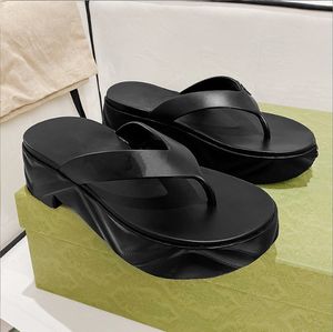 Klassiska sandaler Nya färger Kvinnor Flip Flop Beach Slippers Herringbone Tjocksoled Thong Sandals Fashion Flip-Flops Platform Casual Sandal