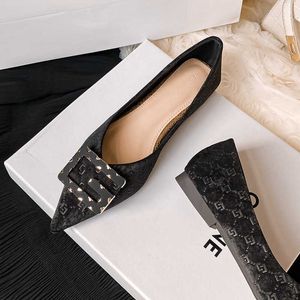 Fashion Big Size Shoes Boots Pointed Toe Single Shoes Shallow Mouth Thick Heel Flat Bottom Commuter Single Shoes Letters Metal Buckle Single Shoes 052024-1111