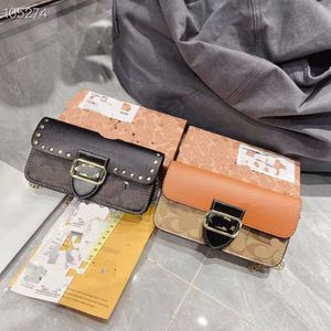 2024 Vorfrühling Koujia Neue kleine quadratische alte Blumenfarbanpassung, einzelne Schulter-Crossbody-Kettentasche, Kutschen-Hardware-Damentasche 75 % Fabrikgroßhandel