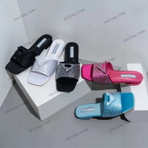 Pantofole da donna firmate Sandali Cristalli tempestati di LOGO Appartamenti Scivoli Infradito Vernice estiva Trasparente Ricamo Triangolo in pelle Mocassini da esterno Scarpe da bagno Ciabatte