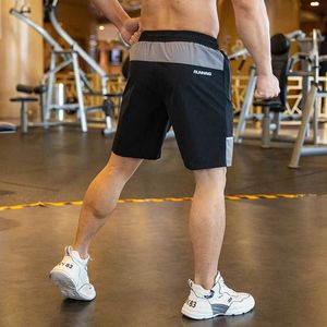 Męskie szorty męskie Summer Sports Fitness Training Five Minute Sports Pants Urządzenie koszykówki Elastyczne oddychające szorty szybkie suszenie J240228