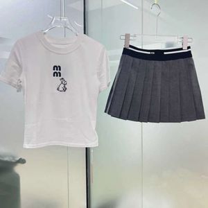 2024 verão conjunto feminino designer saia conjunto novo t saia plissada carta bordado algodão coelho t camisa faculdade uxury mulheres de duas peças 666bbb