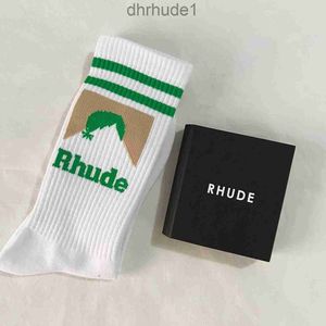 Rhude Men Sock Luxury Fashion Antibacterial Deodorant Sports Socks Breattable Wicking Knittade bomullsstrumpor Populära högkvalitativa med bokstav Vit svart mjuk H0D1