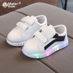 Trwacze Rozmiar 2130 Buty LED dla niemowląt z oświetleniem podeszwy Lumous Casual Buty Dzieci świecące buty dla dzieci dla dzieci