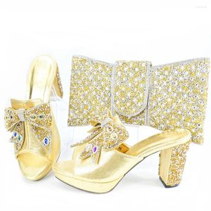 Sapatos de vestido italiano strass cor dourada senhoras e saco de correspondência definir bombas de design de moda para festa de noite