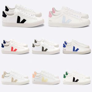 2024 white small shoes French Couple Casual Low Top Flat Shoes Women with Breathable V Shoes Men Casual Sneakers with Embroidered designer casual shoes d88