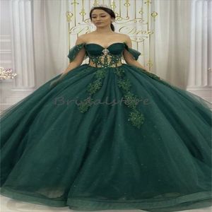 Prenses Emerald Green Quinceanera Elbiseleri 2024 Omuzlar Kristal Aplikler On beş Doğum Günü Elbise Vestidos XV Anos Para 15 Quinceanera Prom Gowns