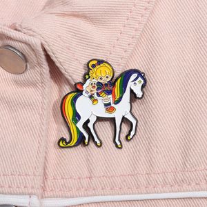 Anime di cartoni animati creativi, spilla dipinta in lega intorno, cavallo da equitazione personalizzato per ragazza, fibbia per sciarpa alla moda e versatile