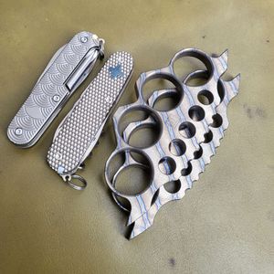 TC4 Titanium Alloy Självförsvar Finger Tiger, Broken Window Defense, Four Hole Metal Fist Clasp, Hand Support, Stone Washing, Old Flame Mönster 562961