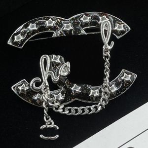 Gorące style diamentowe broszki broszki broszki literowe styki marki biżuteria perłowa pinka men damska Wysokiej jakości miedź moda 18k złota odzież Prezenty