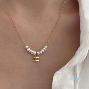 Designer feminino colar de pérola gargantilha pingente corrente cristal 18k banhado a ouro latão cobre carta colar acessórios de jóias nunca desbotam