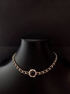Lyxdesigner Brevhalsband svart läder med glaserad kameliablomma halsband för kvinnor bröllopsfest högkvalitativ smycken