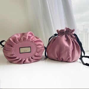 Borsa per il trucco con coulisse rosa viola di design, borsa per rossetto floreale carina, logo classico, borsa da viaggio portatile in raso, piccola borsa per caramelle, borsa regalo