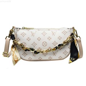 2023 Trend White Cross Body Bag For Women Flower and Letter Print Handbag PU dragkedja Kopplingspåsar med kedjor band