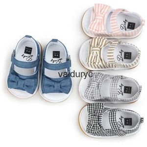 Pierwsze spacerowicze Sandały Baby Lets 2023 Nowy węzeł motyla Miłość Striped Anti-Slip Miękka gumowa podeszwa Noworodki Crib Girl Shoesh24229