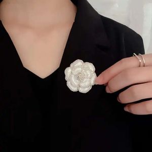 Broche Wholesale Designer Camellia Brosches Women Classic Elegant Style Pearl Flower Brosch Pin Suit Kläddekoration