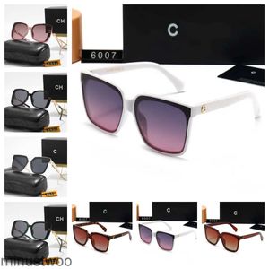 Womens CH Solglasögon Designer Men Solglasögon Oval Sun Glasses Classic Letter Design Debutante Style Stylish Solglasögon Square Glömglas från glasögon Frame UV4 7G08