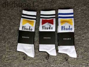 Skarpetki męskie Rhude American High Street Trend Socks Super popularne dzianinowe skarpetki dla mężczyzn i kobiet Wysoka jakość All Seasons Medium Skarpetki Wygodne, ciepłe modne s.