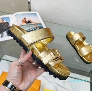 Neue Farbe Designer-Leder-Damensandalen aus echtem Leder Coole, mühelos stilvolle Slides 2 Riemen mit angepassten goldenen Schnallen Damen-Hausschuhe Flats Ladies Beach