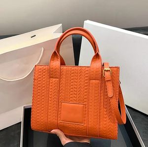 Borsa firmata Borsa tote Borsa ad alta capacità Borsa da donna Lettera di moda Shopping per il tempo libero in pelle nuova tendenza di vendita calda Borsa tote classica di lusso di alta qualità