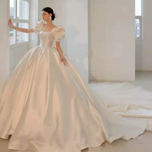 Elegancka satynowa suknia ślubna Sheer Square Scyk Cap Rleeves 2024 NOWOŚĆ KONTROWY Appliqus Pagade Controselki ślubne suknie ślubne plaża Arabic Plus Size