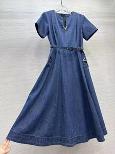 Milan Runway Dress 2024 Blue V-hals Korta ärmar denim Slim Belt Long Dresses Holiday Vestidos de Festa 22904