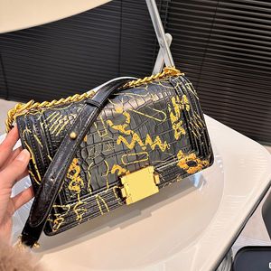 Womens Classic Single Klappe Boy Graffiti -Prägien -Kamellien -Taschen Gold/Silbermetall -Hardware verwoben Kette Crossbody Schulterhandtasche 25x15cm Luxusdesigner -Geldbörse