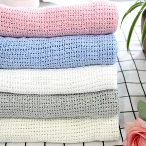 Filtar 76x100 cm Super Soft Cotton Crochet Hole Thin Summer Wrap Baby Sticked Filt Toddler Kids Back Seat Cover Deken Crib