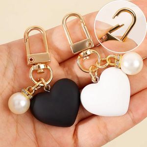 Keychains Fashion Black White Frosted Heart Keychain With Pearl Charms Trendy Y2K Sweet Cool Resin Key Chains Couples Keyring Cute Gifts
