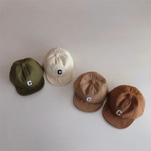 Summer Baby C Lettera Cap Bambini Ragazzi Ragazze Berretti da baseball regolabili Morbidi bambini Berretto con visiera nato neonato Cappello da sole Cofano 240220