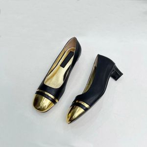 Mocassini firmati Ultima moda di lusso piccole lucide Scarpe casual in pelle da donna di alta qualità con fibbia singola in metallo di lusso nera