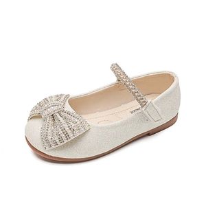 Barn mode Mary Jane skor för flickor Rhinestones Bow Enkla grunt mjuka barnskor Non-Slip Elegant Wedding Shoe 240226