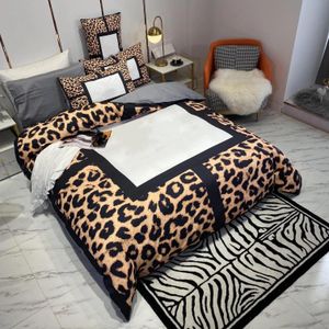 Designer-Bettwäsche-Sets, mit Buchstaben bedruckt, Queen-King-Size-Bettbezug, Bettlaken mit Kissenbezügen, lässiger Luxus-Trösterbezug