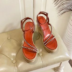 Designer 2024 Nya sommarkvinnor High Platform Espadrille Wedge Sandal Ladies Open Toe Rivets Studded Thick Heel Leather Ankel Strap Shoes
