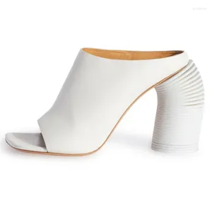 Hausschuhe 2024 Europäische und amerikanische Runway-Schuhe Damen Sommermode Unregelmäßige High Heels mit quadratischer Zehenbankett