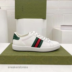 G2024 Little Leather Women Mens Designer Modna Sneaker Shoe Bee Biała celebrytka Ta sama prawdziwa trener haftowa wszechstronna deska sportowa Ins Male 2ccn