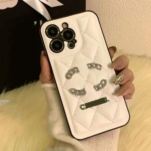 2024 Designers de moda Capas de telefone para iPhone 14 Pro Max 11 12 13 Promax Marca Strass Capa de telefone de couro para mulheres homens Capa de telefone de luxo G242293PE