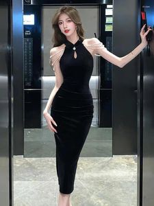 Casual Dresses 2024 Fashion Black Off Shoulder Hollow Velvet Vest Dress Women's Autumn Vintage ärmlös Slim Evening Party Hip Wrap