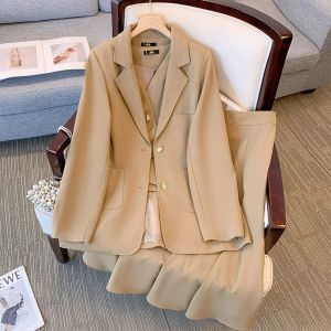 Uppsättningar 150 kg plus size kvinnors byst 160 Autumn New Professional Casual Suit Coat Vest Half kjol Three Piece Set 5xl 6xl 7xl 8xl 9xl