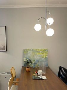 Lampy wisiork nordycka sypialnia trzy głowa żelazo G9 żyrandol minimalistyczny restauracja cloak salon foyer biała dekoracyjna lampa oświetlenia