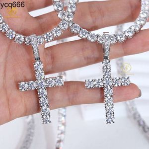 Moissanite smycken 925 Sterling Silver Iced Out 5mm Blue White D VVS Moissanite Diamond Cross Pendant Halsband för män Kvinnor